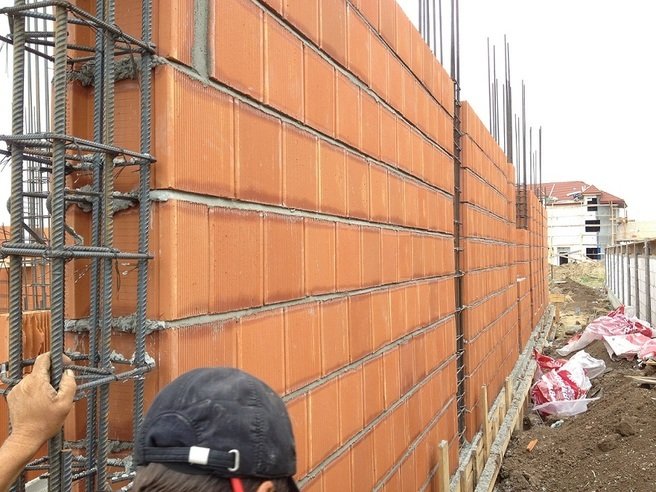 Case la rosu, materiale + manopera,