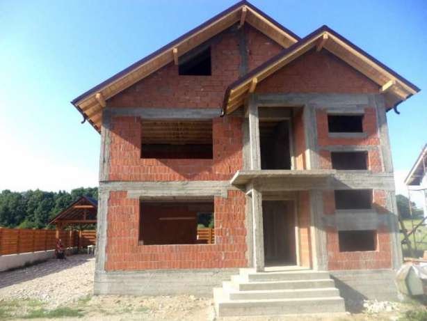Case la rosu, materiale + manopera,