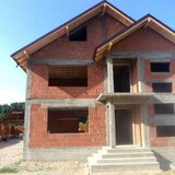 Case la rosu, materiale + manopera